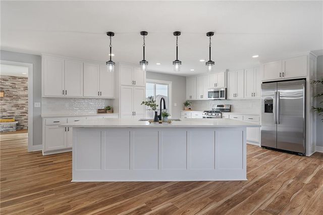 8565 Wycoff Drive, De Soto, KS 66018