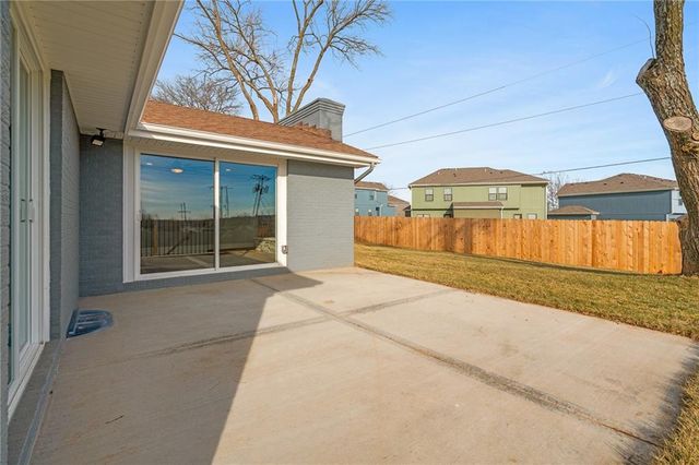 8565 Wycoff Drive, De Soto, KS 66018