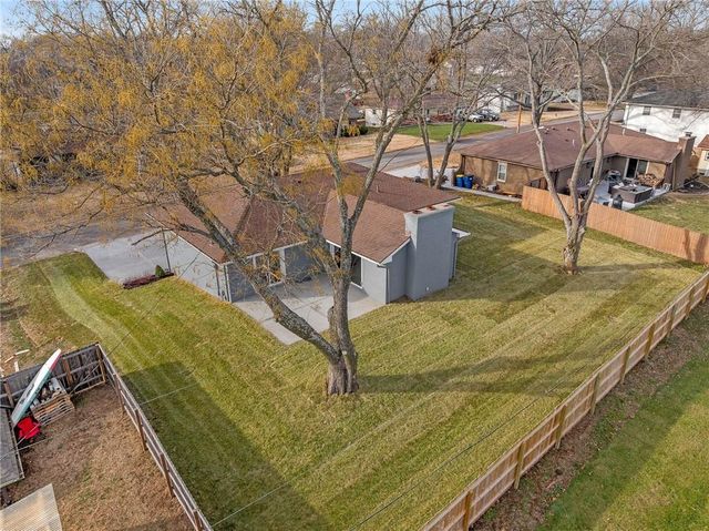 8565 Wycoff Drive, De Soto, KS 66018