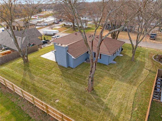 8565 Wycoff Drive, De Soto, KS 66018