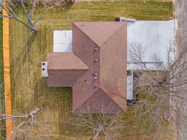 8565 Wycoff Drive, De Soto, KS 66018