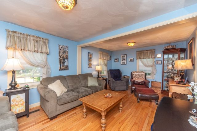 71 School St, Northborough, MA 01532