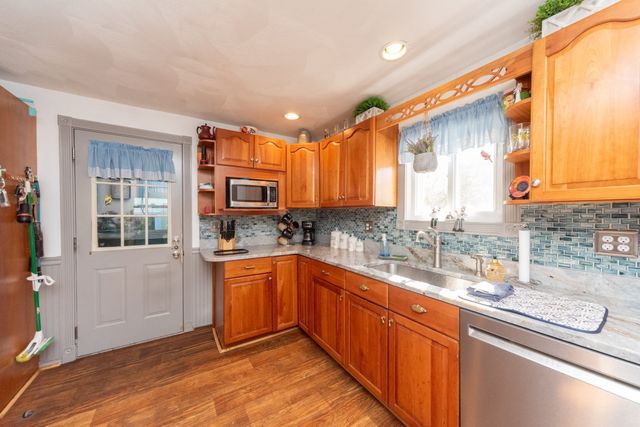 71 School St, Northborough, MA 01532
