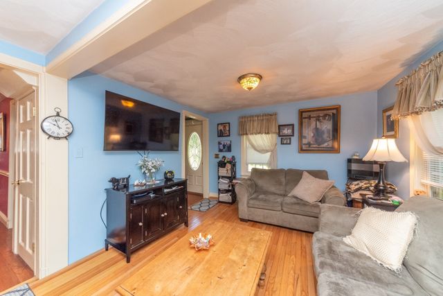 71 School St, Northborough, MA 01532