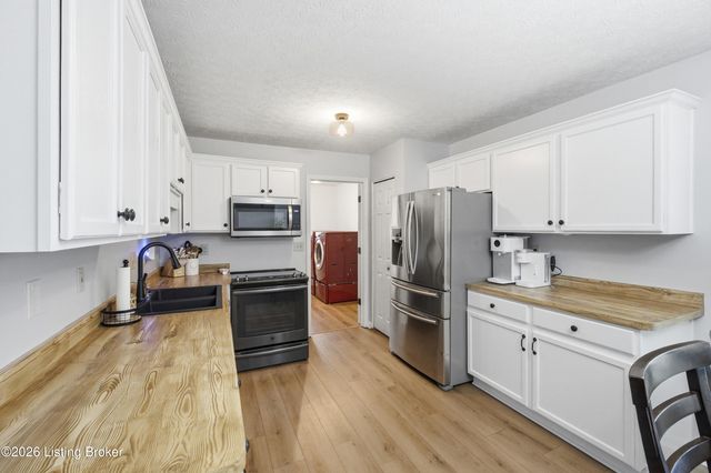 8705 Lambach Ln, Louisville, KY 40220