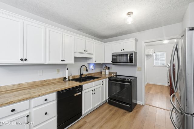 8705 Lambach Ln, Louisville, KY 40220