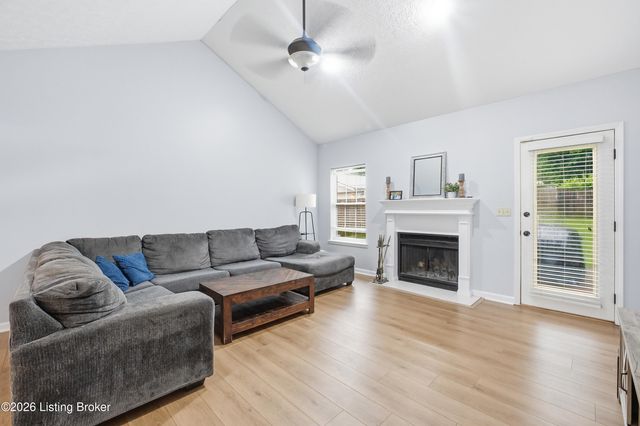 8705 Lambach Ln, Louisville, KY 40220