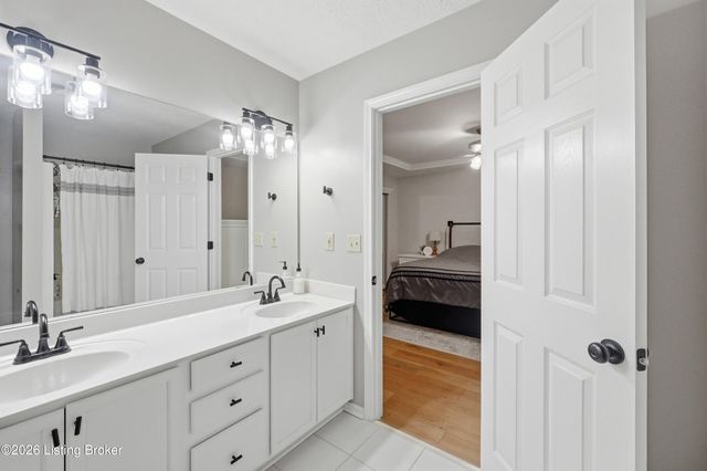 8705 Lambach Ln, Louisville, KY 40220