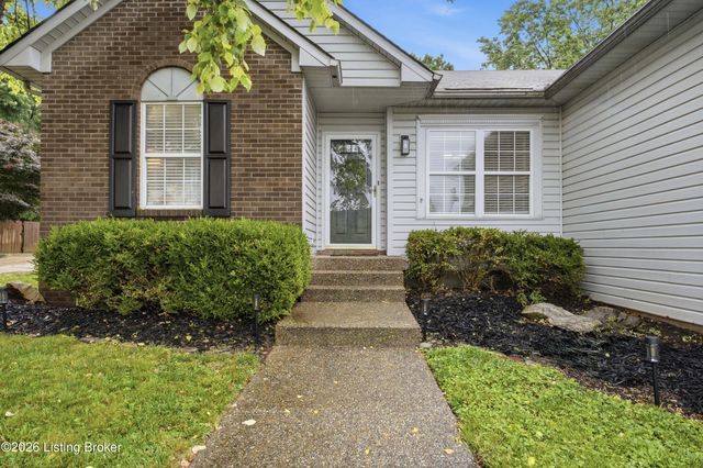 8705 Lambach Ln, Louisville, KY 40220