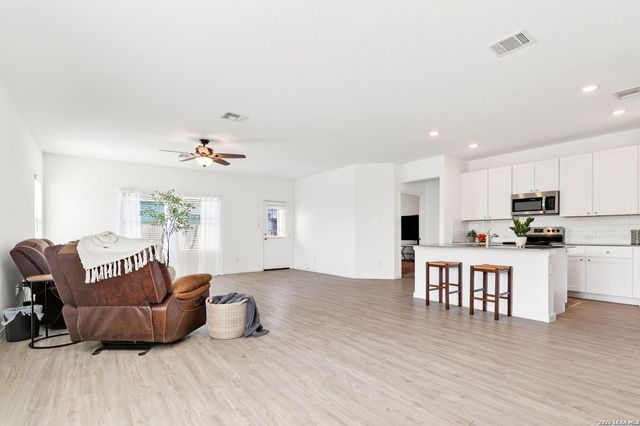 201 WOLF CREST BLVD, Seguin, TX 78155