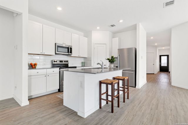 201 WOLF CREST BLVD, Seguin, TX 78155