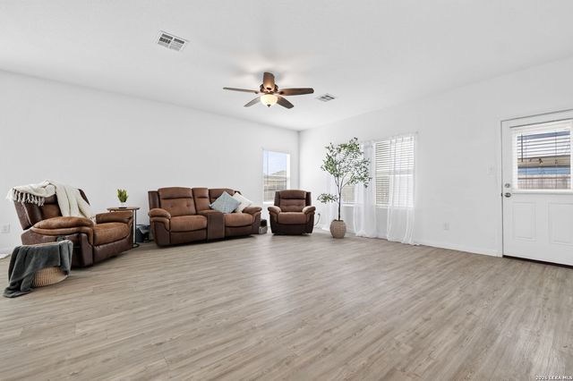 201 WOLF CREST BLVD, Seguin, TX 78155