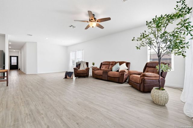 201 WOLF CREST BLVD, Seguin, TX 78155