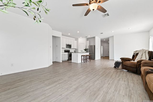 201 WOLF CREST BLVD, Seguin, TX 78155