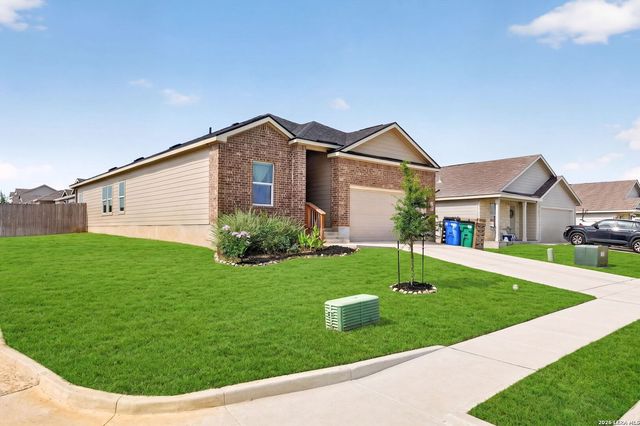 201 WOLF CREST BLVD, Seguin, TX 78155