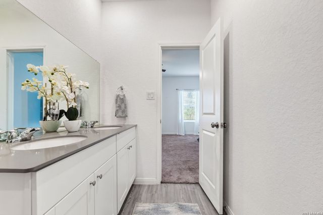 201 WOLF CREST BLVD, Seguin, TX 78155