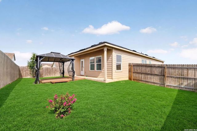 201 WOLF CREST BLVD, Seguin, TX 78155