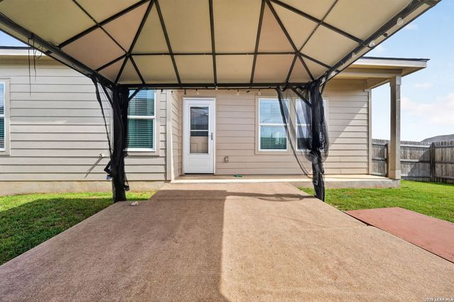 201 WOLF CREST BLVD, Seguin, TX 78155