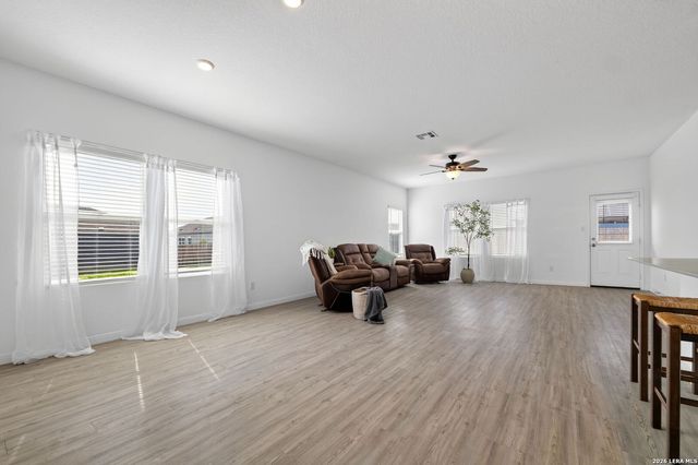 201 WOLF CREST BLVD, Seguin, TX 78155