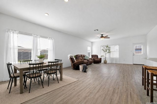 201 WOLF CREST BLVD, Seguin, TX 78155