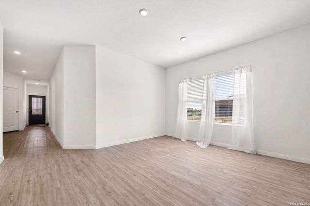 201 WOLF CREST BLVD, Seguin, TX 78155