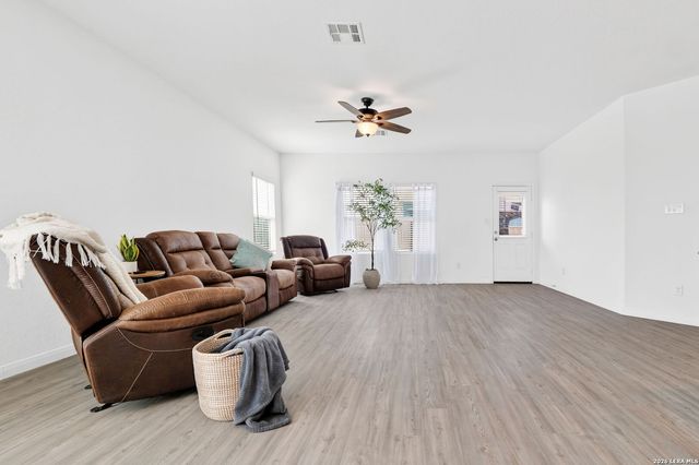 201 WOLF CREST BLVD, Seguin, TX 78155