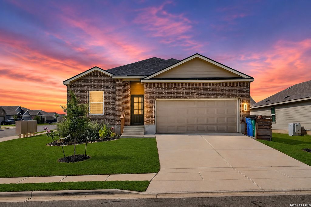 201 WOLF CREST BLVD, Seguin, TX 78155