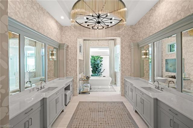 142 Eugenia DR, Naples, FL 34108