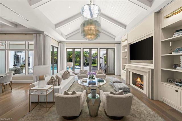 142 Eugenia DR, Naples, FL 34108