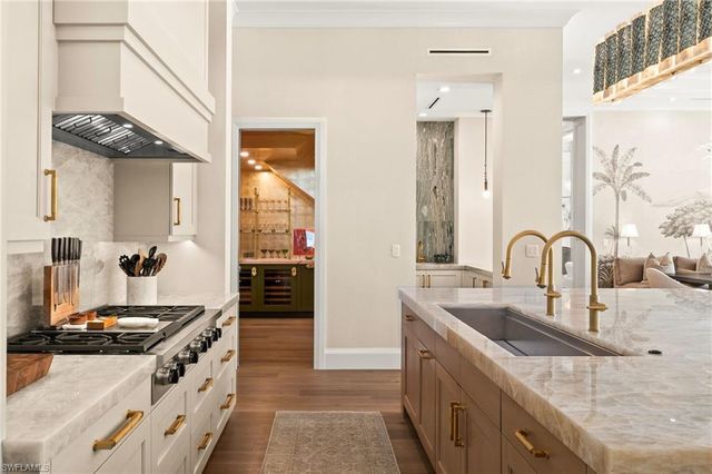 142 Eugenia DR, Naples, FL 34108