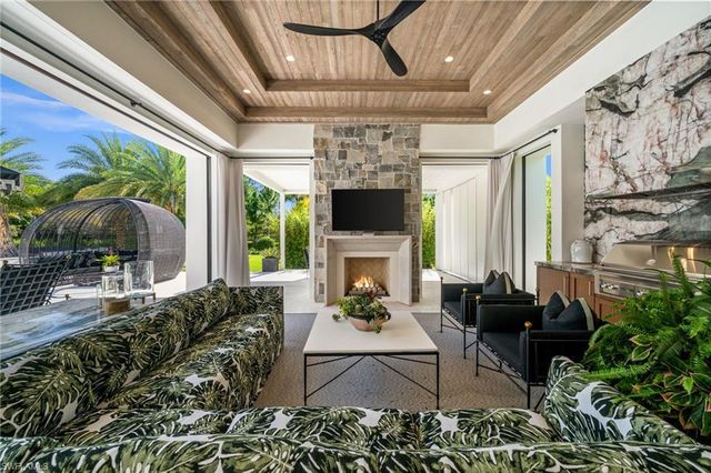 142 Eugenia DR, Naples, FL 34108