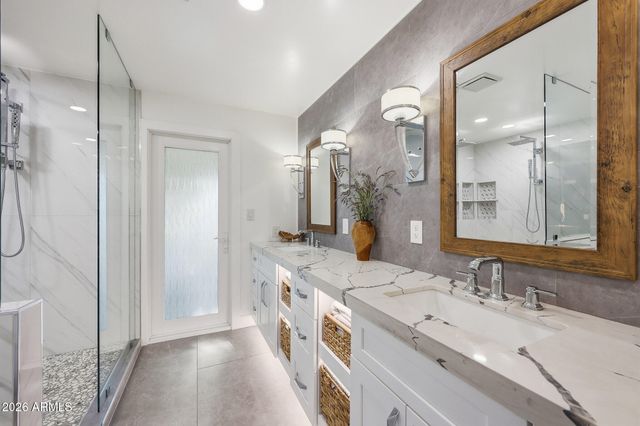 9026 N 67TH Street, Paradise Valley, AZ 85253