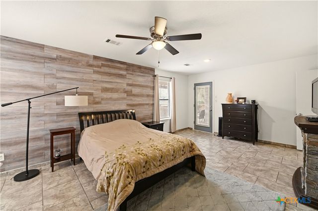 561 County Road 785, Natalia, TX 78059