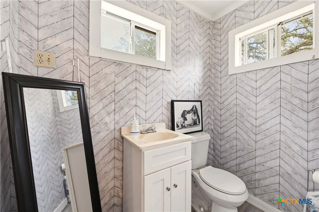 561 County Road 785, Natalia, TX 78059