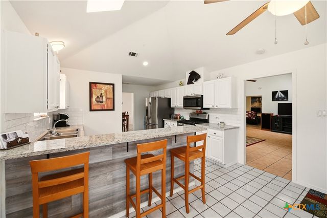 561 County Road 785, Natalia, TX 78059