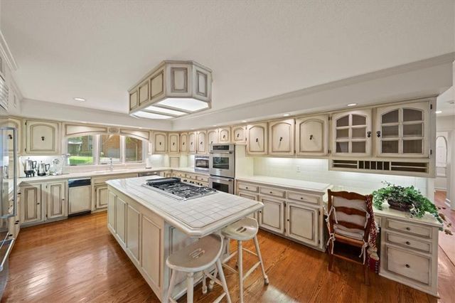 3600 W 119th Terrace, Leawood, KS 66209