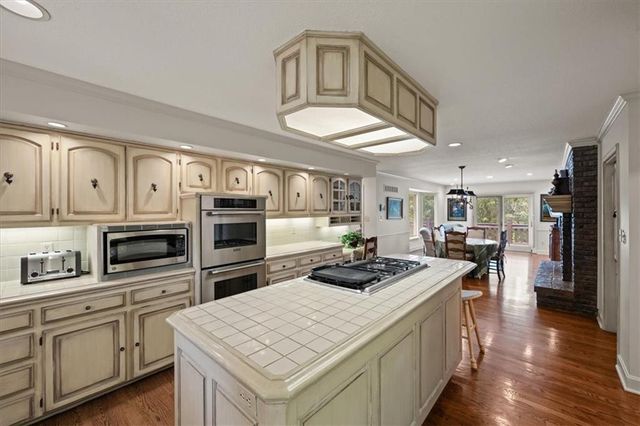 3600 W 119th Terrace, Leawood, KS 66209