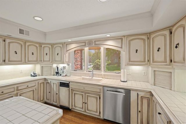 3600 W 119th Terrace, Leawood, KS 66209