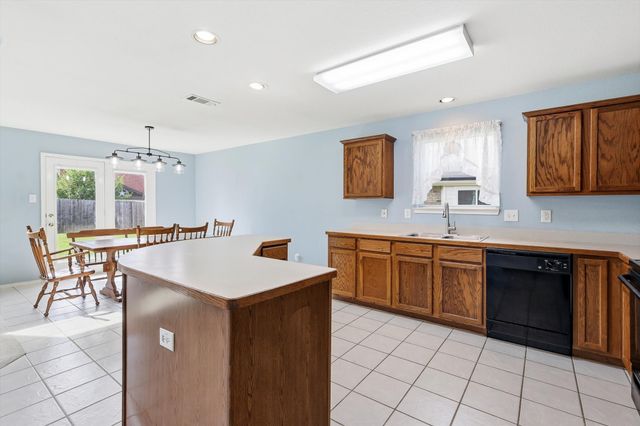 1703 Wolf Creek Drive, Arlington, TX 76018