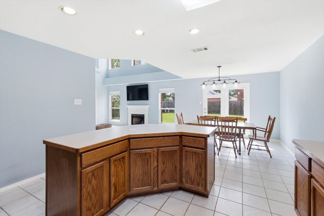1703 Wolf Creek Drive, Arlington, TX 76018