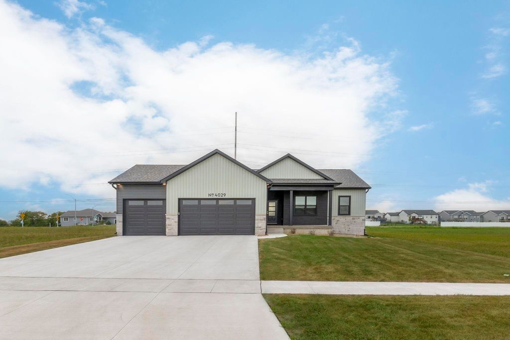 4017 Broomfield Drive, Cedar Falls, IA 50613