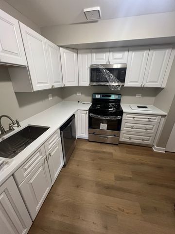 9S110 Lake Drive 14-107, Willowbrook, IL 60527