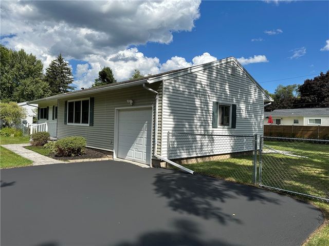 40 Guildhall Road, Henrietta, NY 14623