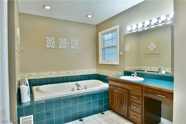 19 Spring Creek Drive, Cortland, OH 44410