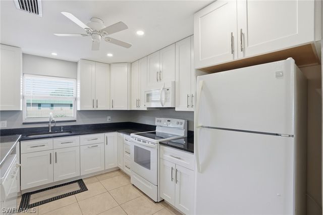 600 Valley Stream DR F9, Naples, FL 34113