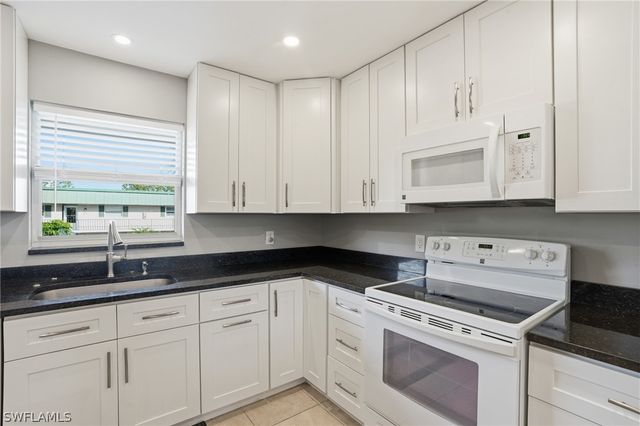 600 Valley Stream DR F9, Naples, FL 34113