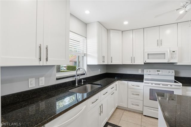 600 Valley Stream DR F9, Naples, FL 34113