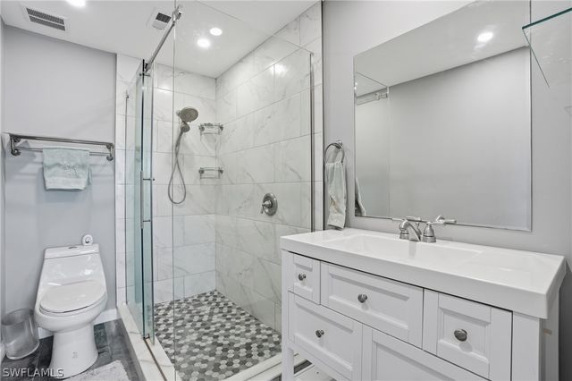 600 Valley Stream DR F9, Naples, FL 34113