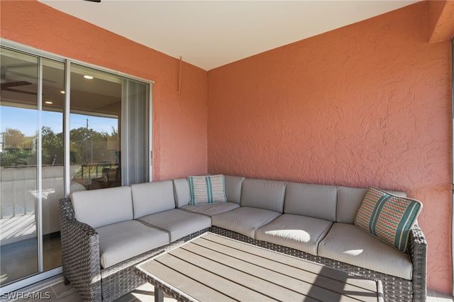 600 Valley Stream DR F9, Naples, FL 34113