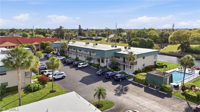 600 Valley Stream DR F9, Naples, FL 34113